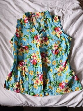 Vintage Tropical Hawaiian Hibiscus Button-Up Top